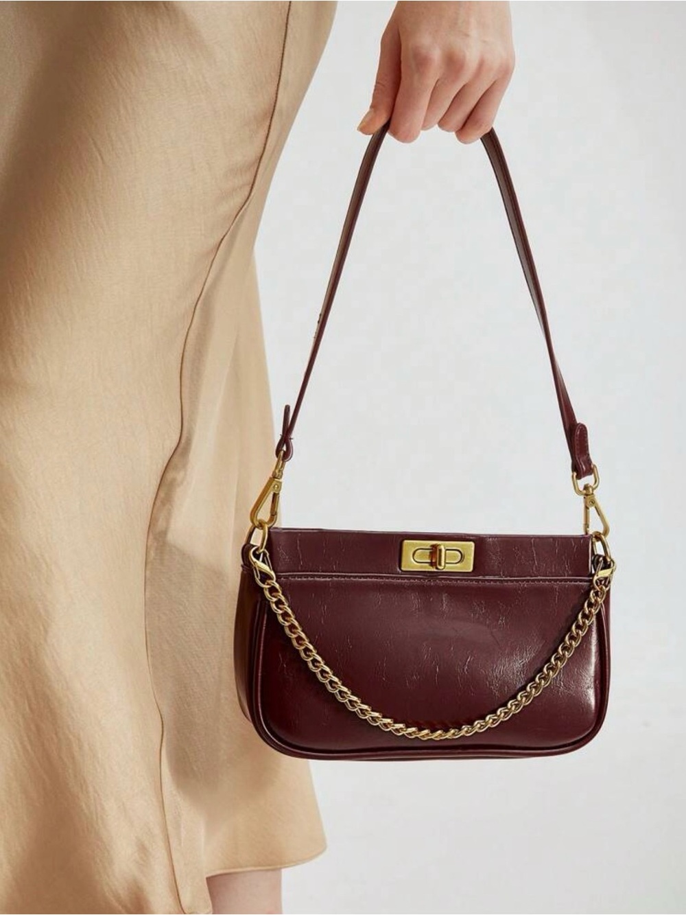 Elegant Burgundy Shoulder Bag with Gold Chain Accent
